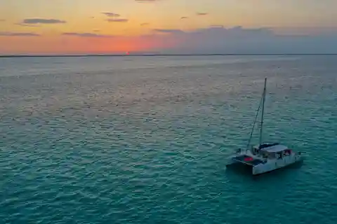 Catamarano al tramonto per Isla Mujeres con prelievo da Cancun