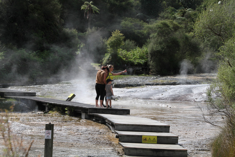 Von Auckland aus: Waitomo-Höhle und Orakei Korako Gruppentagestour