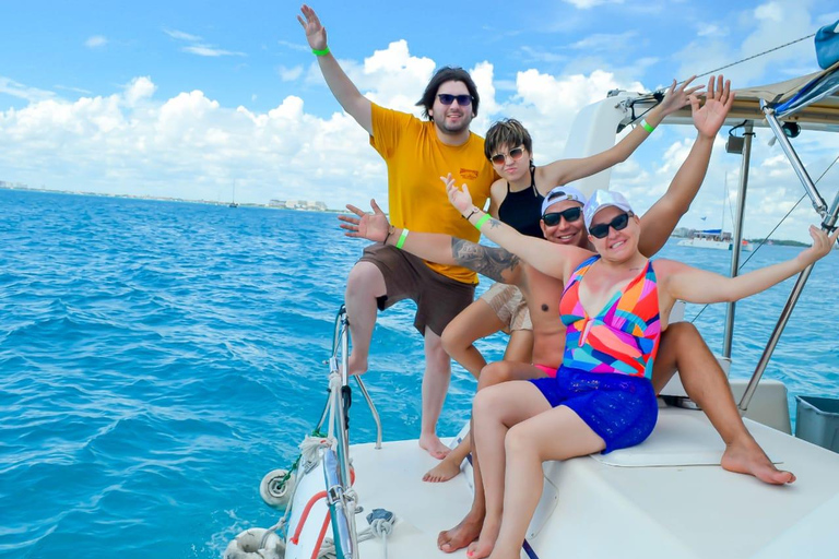Cancun: Isla Mujeres Katamaran Tour med Open Bar of Drinks