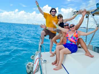 Канкун: Экскурсия на катамаране Isla Mujeres с открытым баром напитков