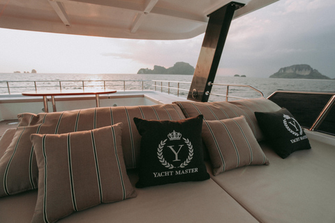 Phuket: James Bond Island & Phang Nga Bay mit der Luxusyacht