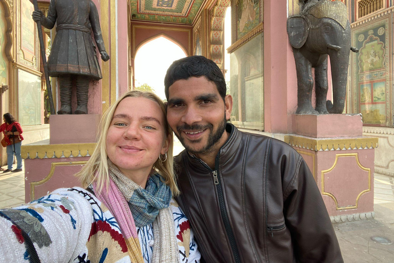 Jaipur: Private Motorcycle Ride with Local Artist Jaipur: Private Motorbike Ride with Local Artist