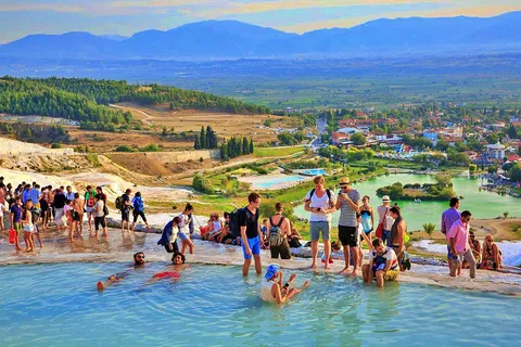 Da Kusadasi: Tour di Pamukkale e Hierapolis con biglietto d'ingresso