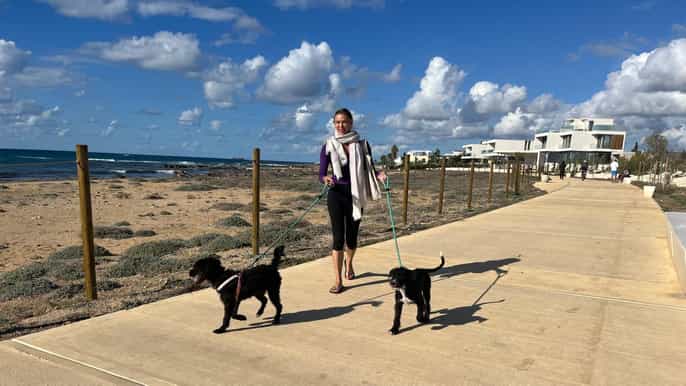 Paphos: strandwandeling bij de vuurtoren met reddingshonden
