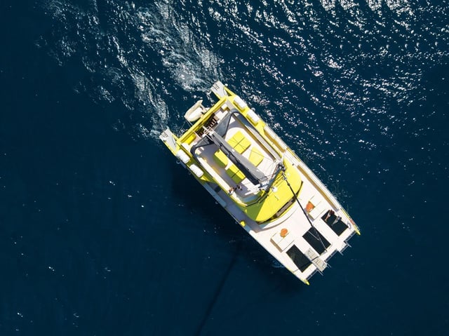 Barcellona: Crociera in catamarano diurna o al tramonto con musica