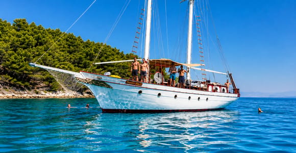 Zadar: Authentische Bootsfahrt auf einem Holzboot mit dalmatinischer Platte