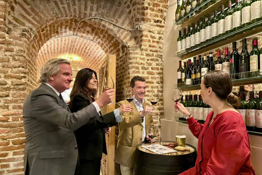 Geheime Weinkeller- und Verkostungserfahrung im Herzen Madrids. Foto: GetYourGuide Geheime Weinkeller- und Verkostungserfahrung im Herzen Madrids. Foto: GetYourGuide