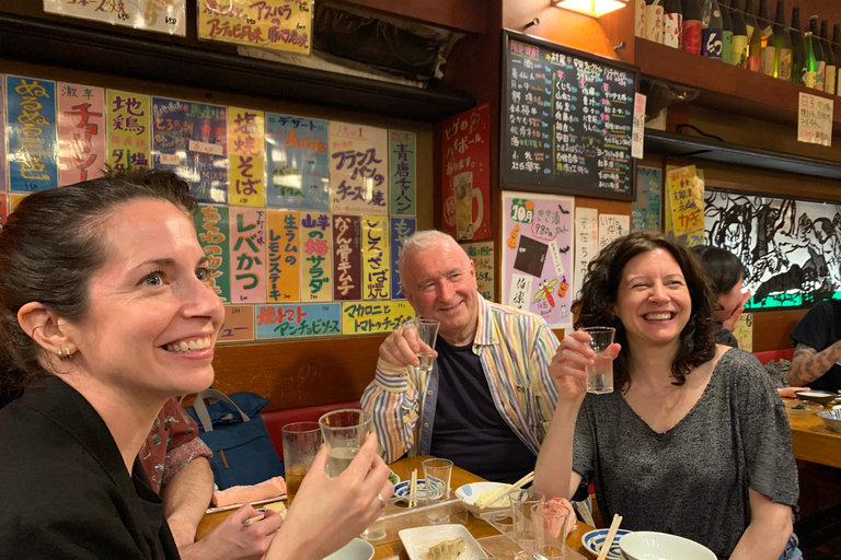 Tokyo: Shinjuku Izakaya och Golden Gai Bar Hopping Tour