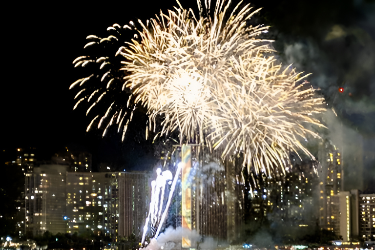 Waikiki: Friday Night Fireworks Catamaran Sail