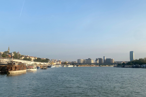 Belgrado: Cruzeiro ao pôr do sol em barco aberto com guia ao vivoBelgrado: Passeio de barco guiado pela cidade