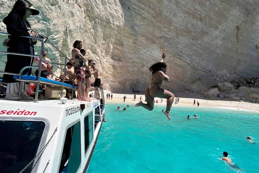 Zakynthos: Glasbodenboot nach Navagio, Höhlen und weißem Strand. Foto: GetYourGuide