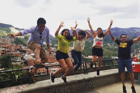 Medellín: Tour pela Comuna 13 com lanches e seu próprio grafite