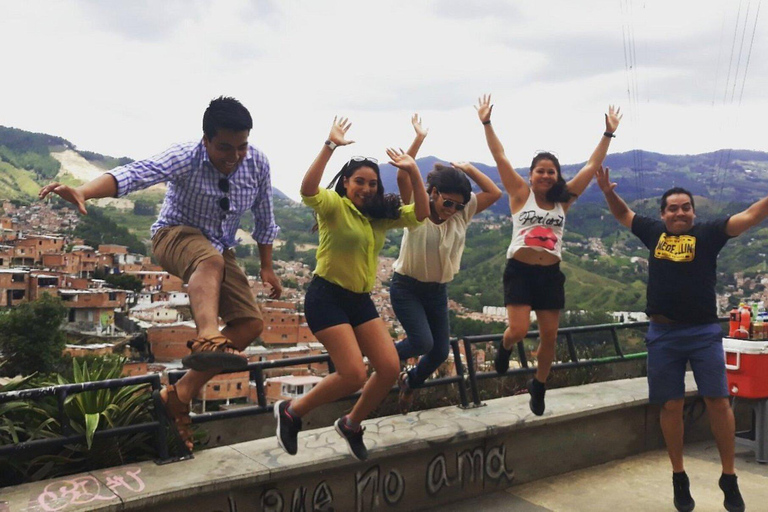 Medellín: Tour pela Comuna 13 com lanches e seu próprio grafite