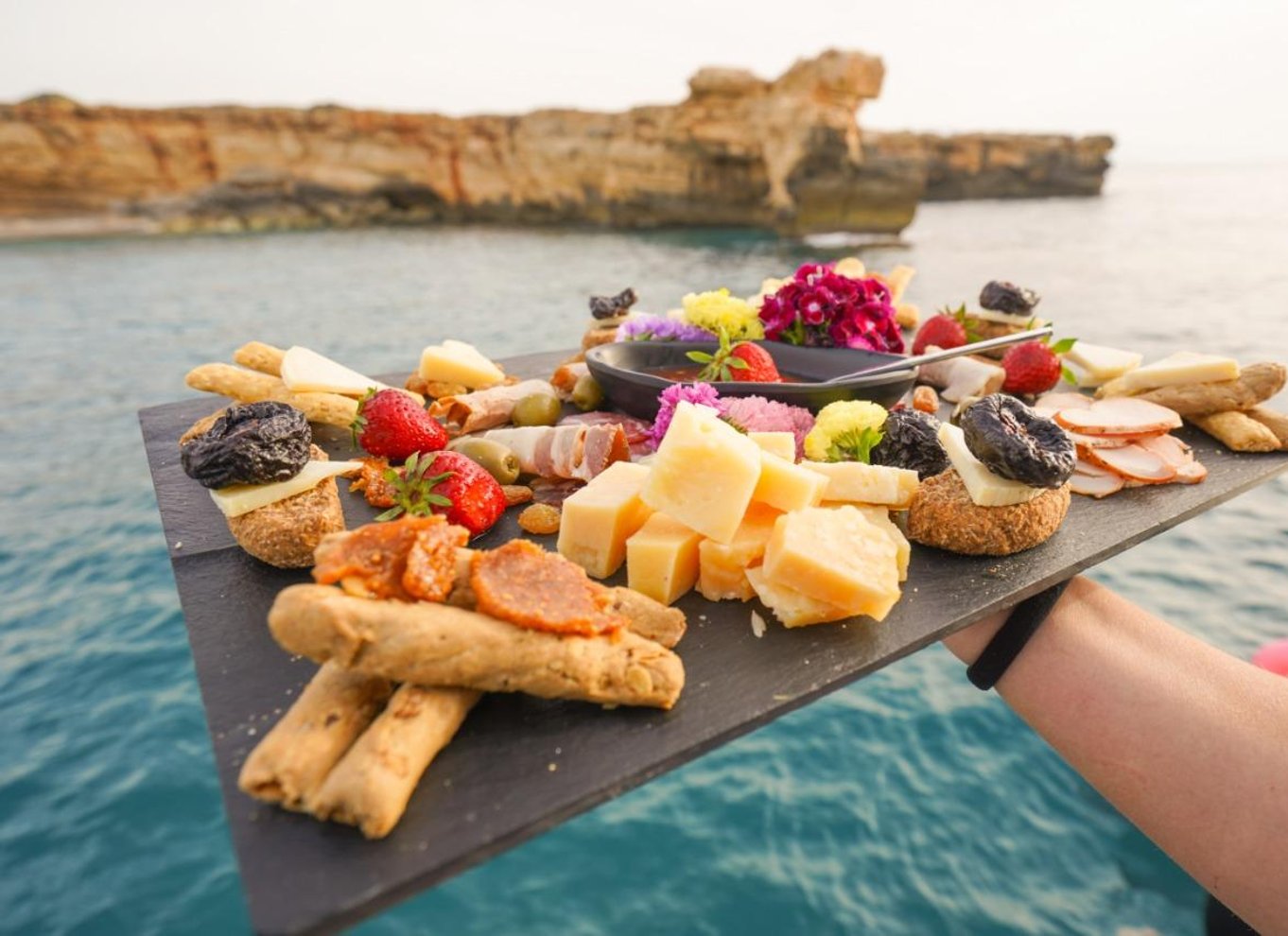 Rethymno: Katamaransejltur ved solnedgang – sushi og fri bar