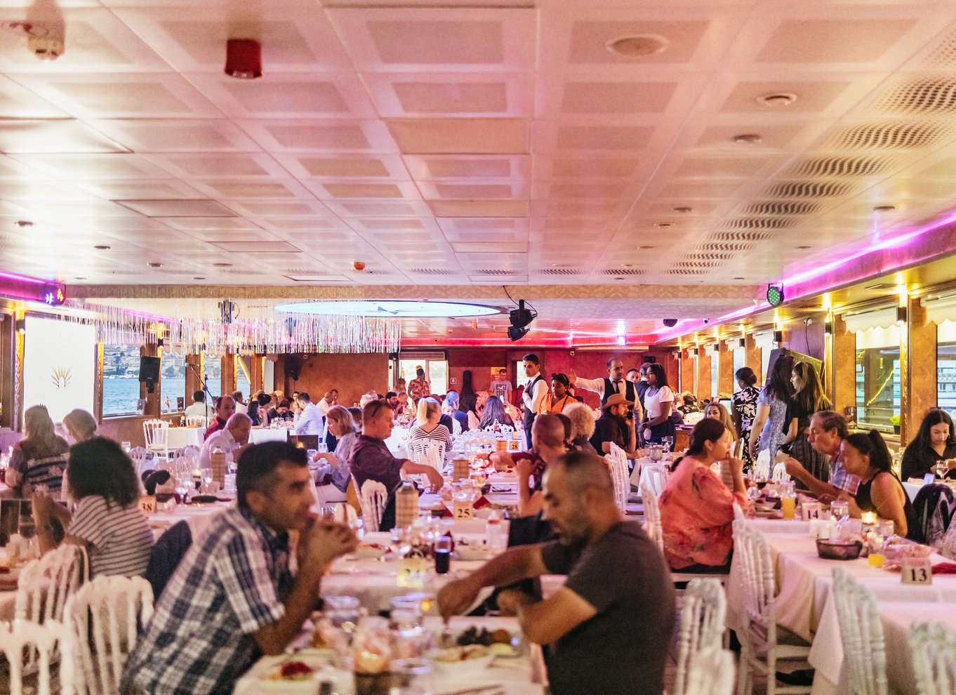 Istanbul: Bosporus-middagscruise og show med privat bord