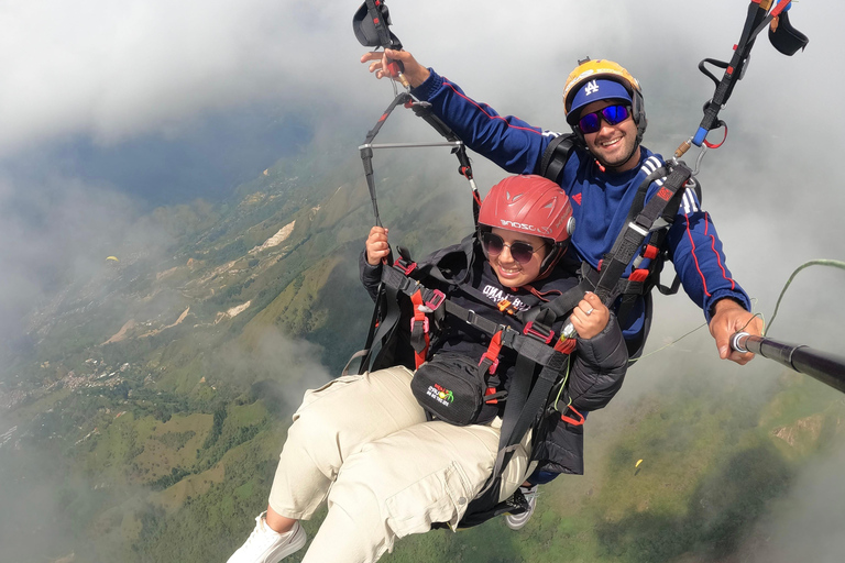 Gleitschirmfliegen in Medellín: Kostenloser GoPro-Service.