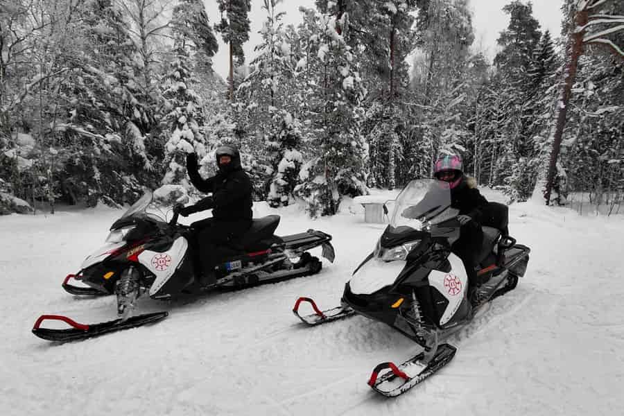 Tallinn: Schneemobil-Abenteuer mit Transfers. Foto: GetYourGuide Tallinn: Schneemobil-Abenteuer mit Transfers. Foto: GetYourGuide