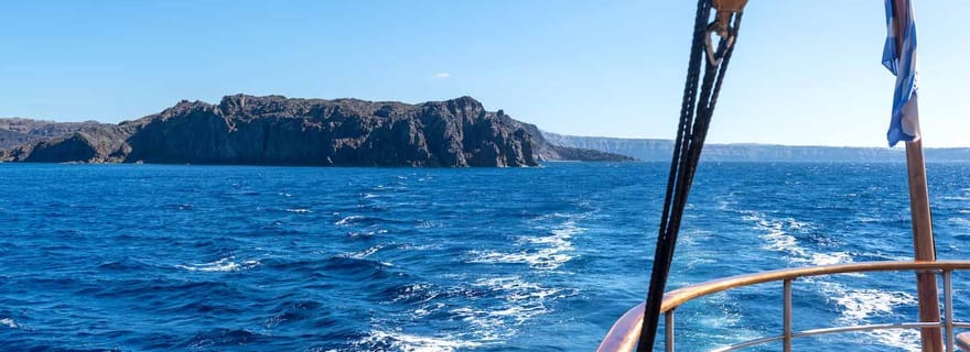 Port de Santorin : Croisière vers le volcan, les sources d'eau chaude et Thirassia