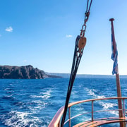 Santorini kikötő: hajózás a vulkánhoz, meleg forrásokhoz és Thirassiához