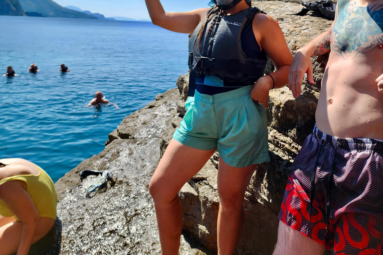 Budva : 3 heures de paddle board ou de kayak pour visiter les grottes côtièresBudva : balade de 3 h en kayak vers les grottes côtières