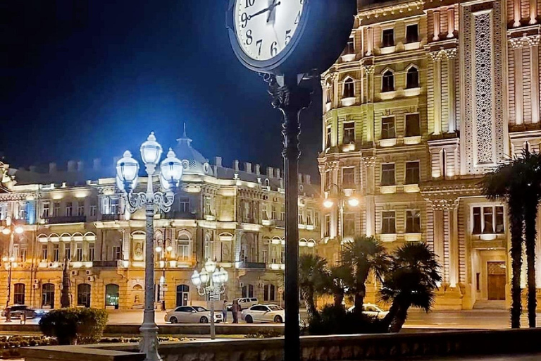 Baku: Tour noturno a pé por Baku iluminadaBaku: Excursão noturna iluminada em Baku