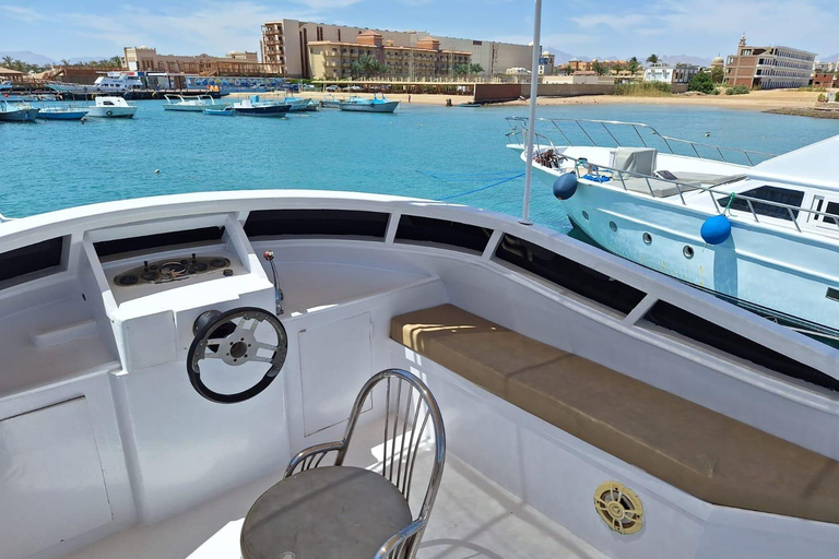 Hurghada: Yacht Cruise To Magawish Island W Snorkel & Lunch Small Group Tour