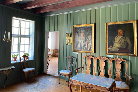 Oslo: Private Vintage Walking Tour with Photos Private Vintage Oslo Walk & Aesthetic Photos