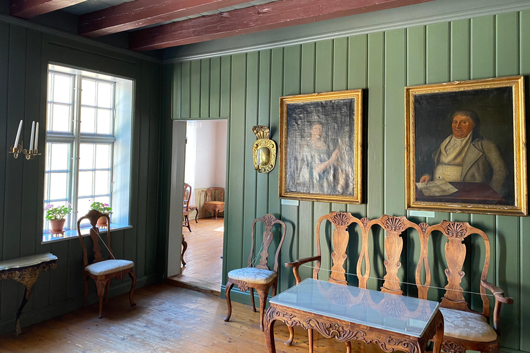 Oslo: Private Vintage Walking Tour with Photos Private Vintage Oslo Walk & Aesthetic Photos