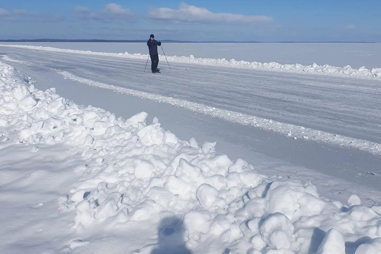 Levi: Guided Ice Skating Tour with Campfire Snack