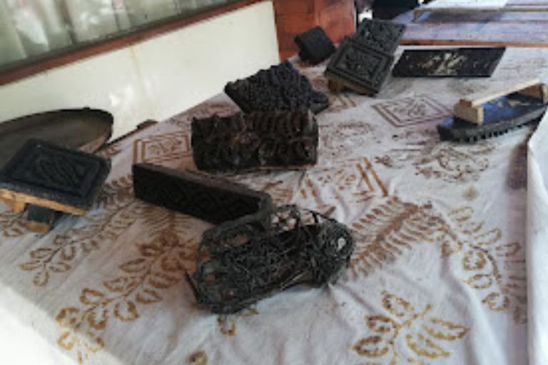 Batik Through the Eyes of a Local Balinese Family Hands-on Batik in a Balinese Family Home (Hotel Pickup)