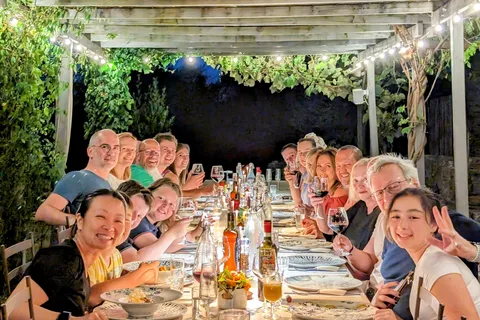 Cena comunitaria in un antico casale toscano
