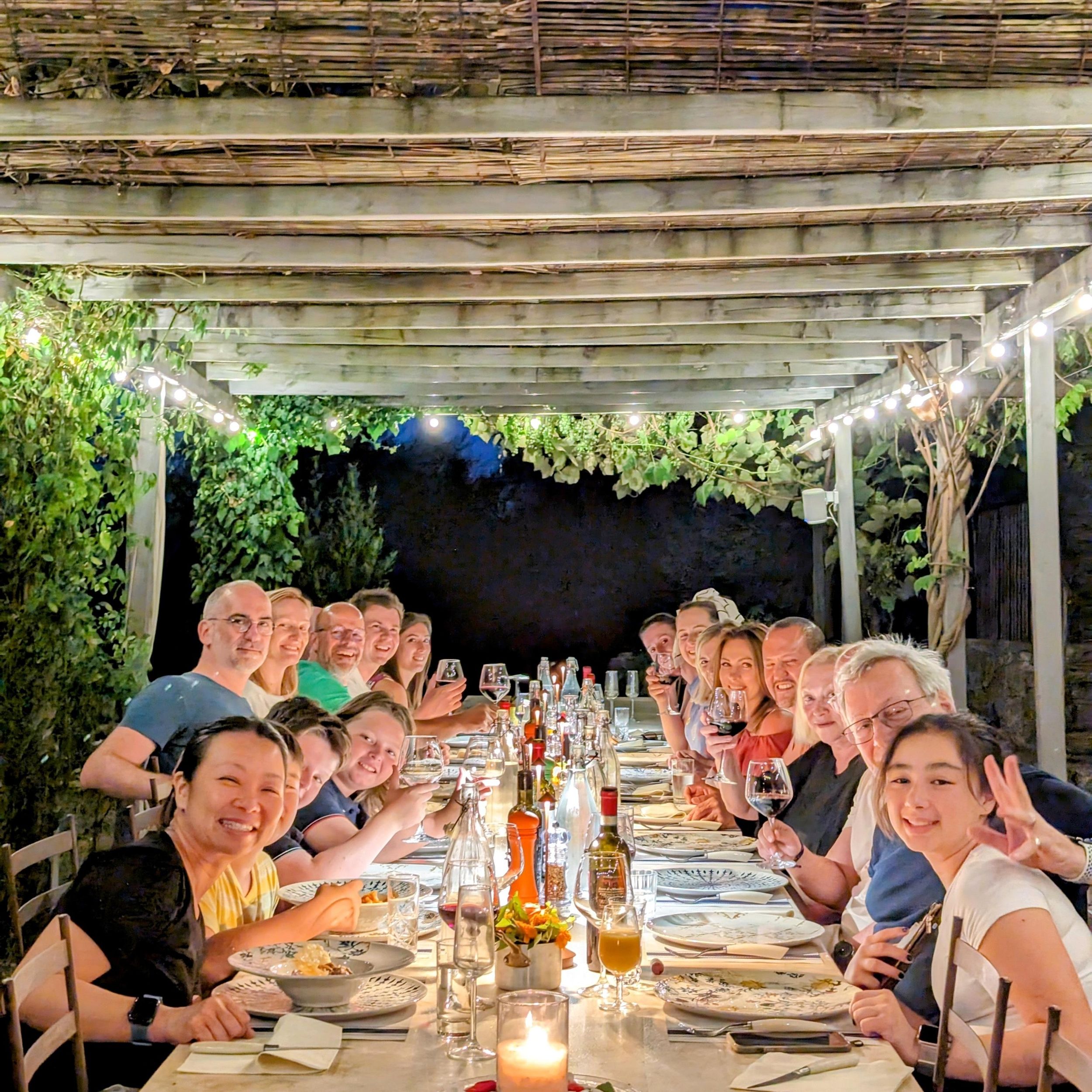 Gemeinsames Abendessen in einem alten toskanischen Bauernhaus