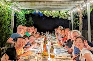 Gemeinsames Abendessen in einem alten toskanischen Bauernhaus