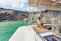 Santorini, Luxus-Katamaran Tagesausflug mit Mahlzeit und Open Bar - Hizvo
