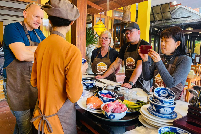 顺化市：顺化牛肉面工作坊 - 顺化传统美食之旅顺化牛肉面汤烹饪工作坊和当地市场之旅