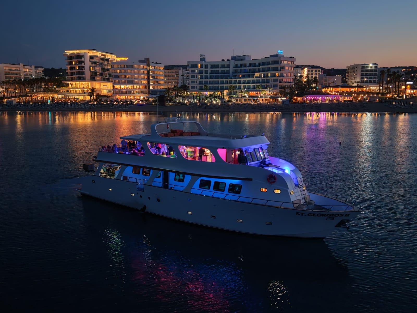 Protaras: 80er und 90er Jahre Sonnenuntergangs-Kreuzfahrt mit zypriotischem Abendessen & DJ