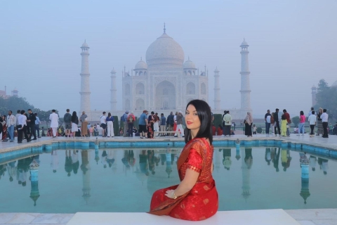 Von Delhi: Sonnenaufgangstour zum Taj MahalBesuche das Taj Mahal bei Sonnenaufgang. Mit einem großen Toyota Crysta Auto.