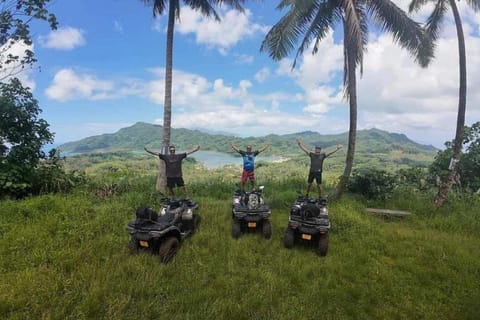 Taha'a : aventure-safari guidée en quad dans les montagnes
