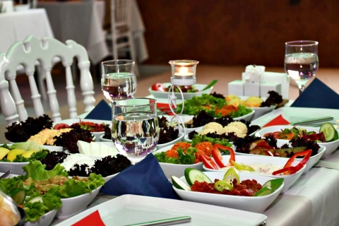 Estambul: crucero con cena por el Bósforo y espectáculo con mesa privadaCena y Bebidas Alcohólicas Ilimitadas con Traslado Hotel