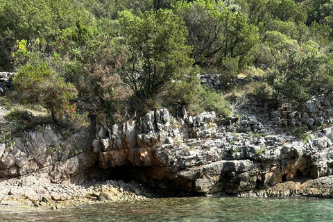 Kotor: prywatna wycieczka łodzią po Zatoce Kotor i Błękitnej Jaskini z drinkiemKOTOR: Prywatna wycieczka łodzią do Błękitnej Jaskini i Zatoki Kotorskiej + bezpłatne napoje