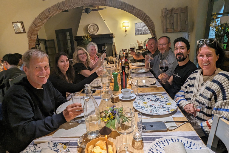 Gemensam middag i en gammal toskansk bondgård