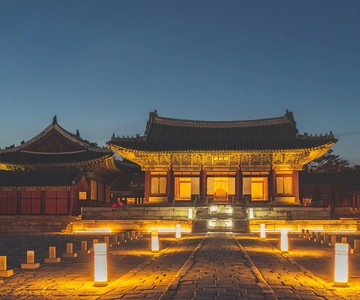 Palace, Temple and Market Guided Foodie Tour at Night