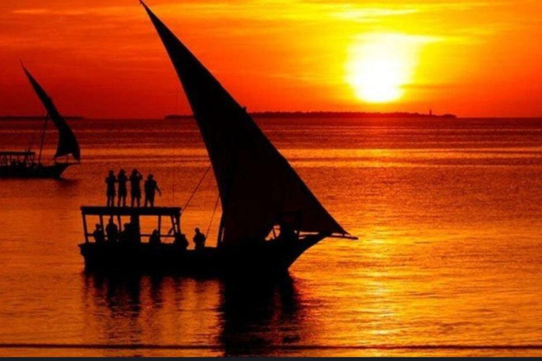 FRÅN NUNGWI; UPPLEVELSE AV DHOW-KRYSSNING I SOLNEDGÅNGENNungwi Beach; Upplevelse med Dhow-kryssning i solnedgången