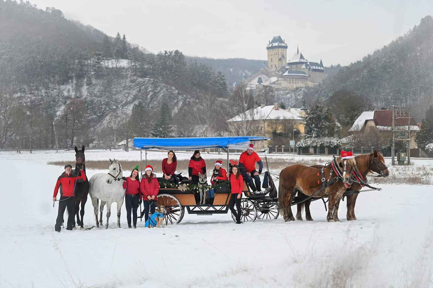 Castillo de Karlštejn en carruaje tirado por caballos