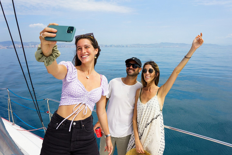 Barcelona: Catamaran cruise overdag of bij zonsondergang met drankjeZonsondergang: boottocht op een catamaran met een kleine groep