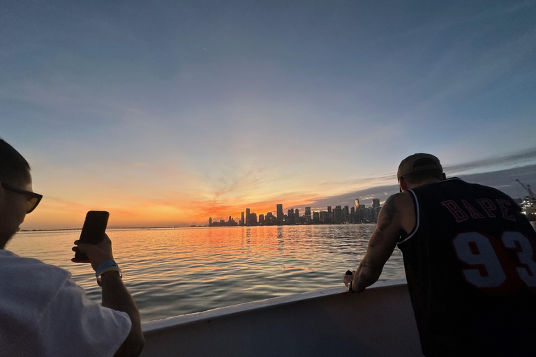 Miami: Unlimited Prosecco Cruise with Skyline Views