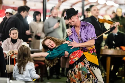 Budapest: Dinner Cruise with Live Music and Folk Dance Show