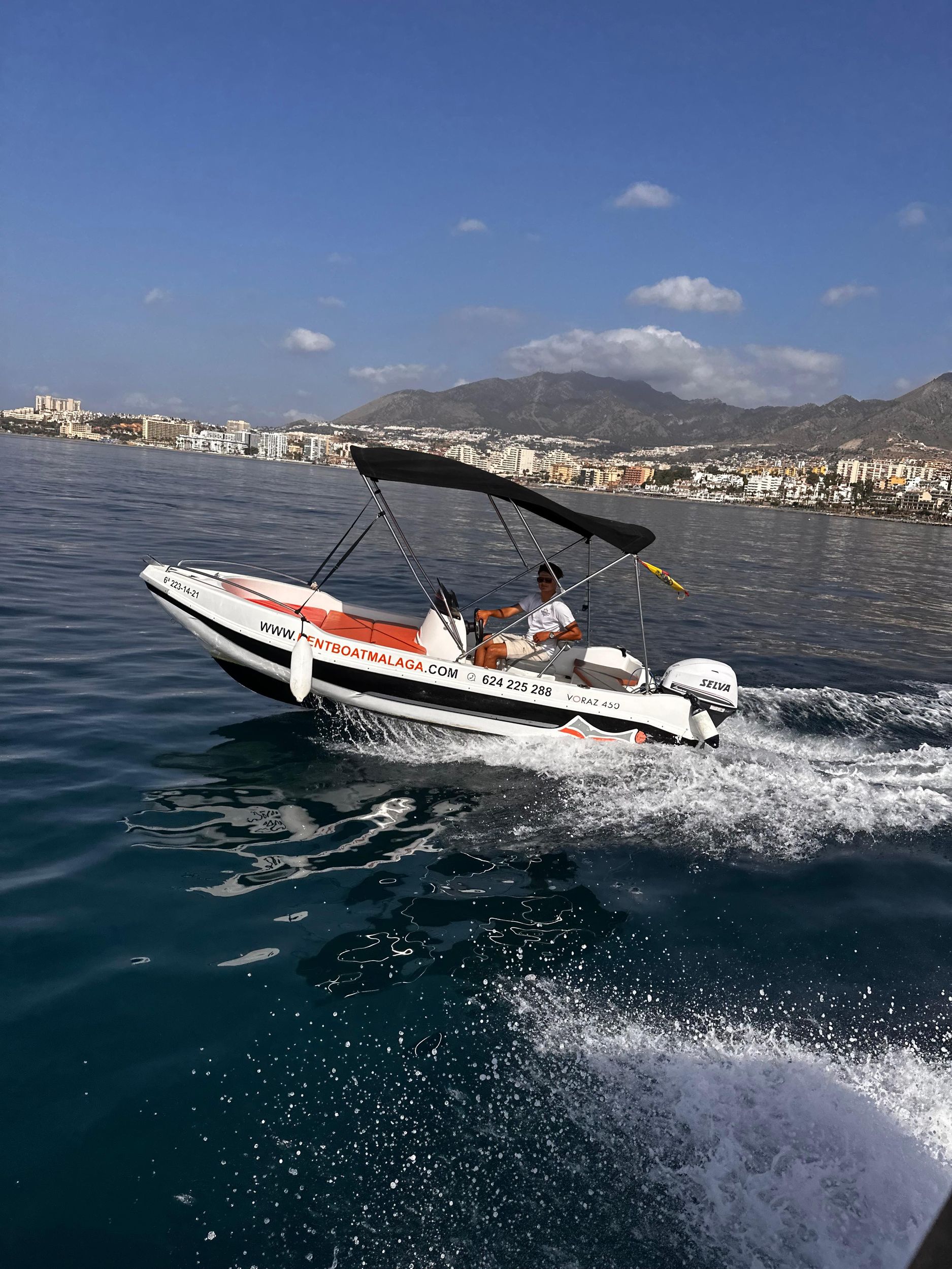 Benalmádena: Miete ein Boot ohne Lizenz, Delfine & Schnorcheln