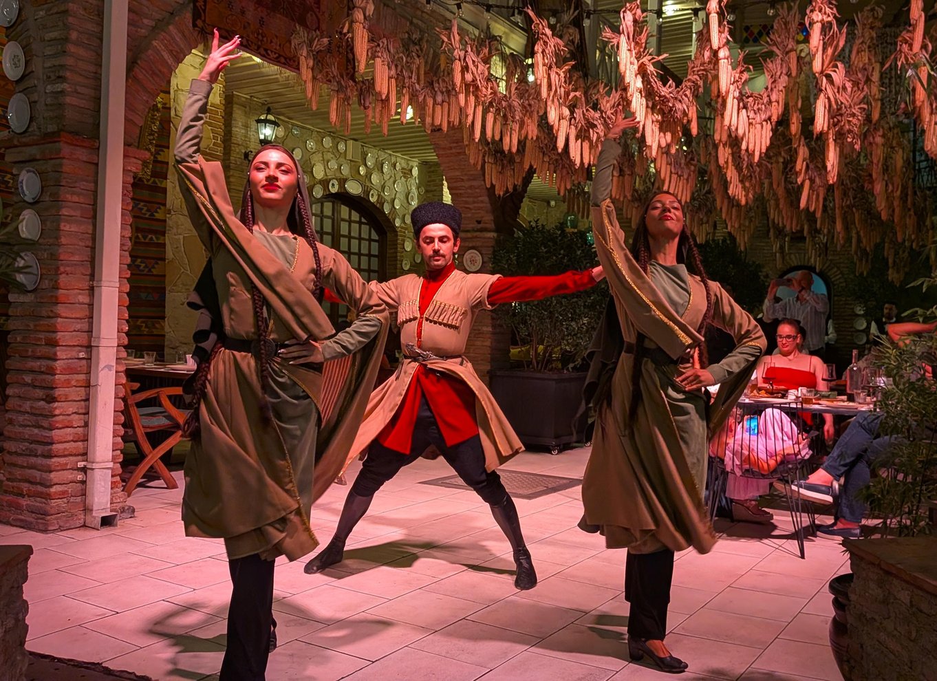Tbilisi: georgisk middag, danseshow og afhentning på hotellet
