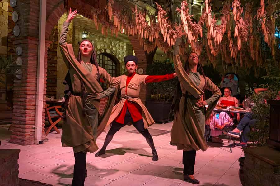 Tiflis: georgisches Abendessen, Tanzshow und Abholung vom Hotel. Foto: GetYourGuide Tiflis: georgisches Abendessen, Tanzshow und Abholung vom Hotel. Foto: GetYourGuide